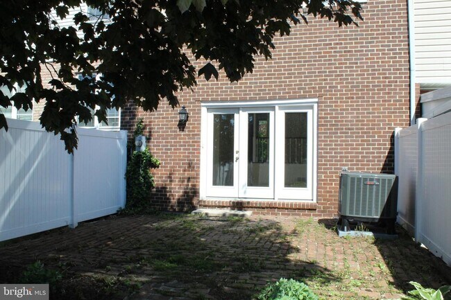Building Photo - 18 Meadow Dr