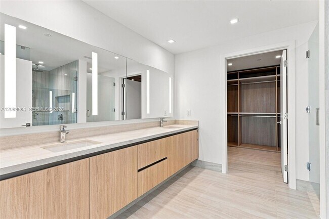 Building Photo - 2411 Laguna Cir
