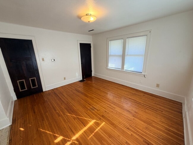 Building Photo - 409 29th St