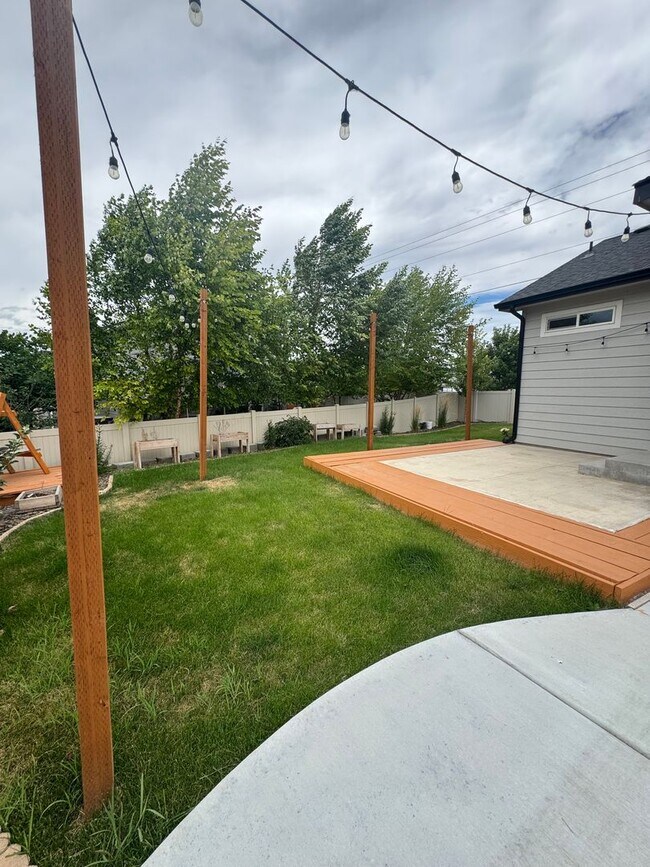 Building Photo - New on Market! Close to Freeway and Shopping!