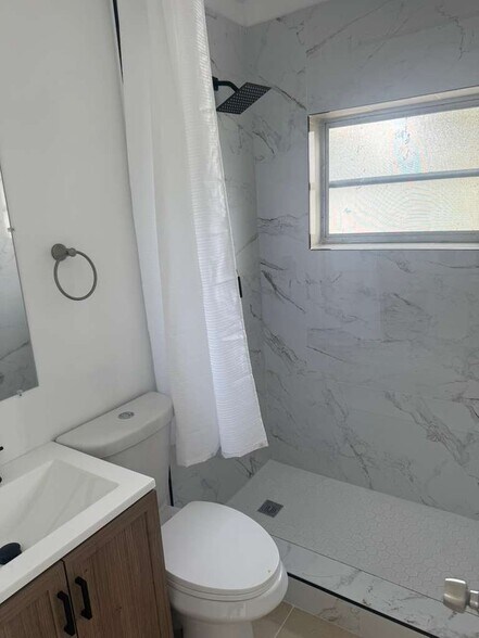 Building Photo - 35 W 61st St
