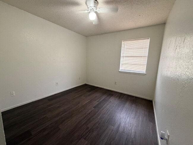 Building Photo - Cute 3 Bedroom Home