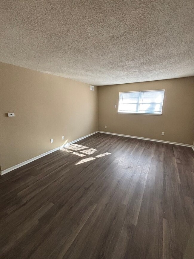 Building Photo - 2 Bedroom 1 bath Apartment