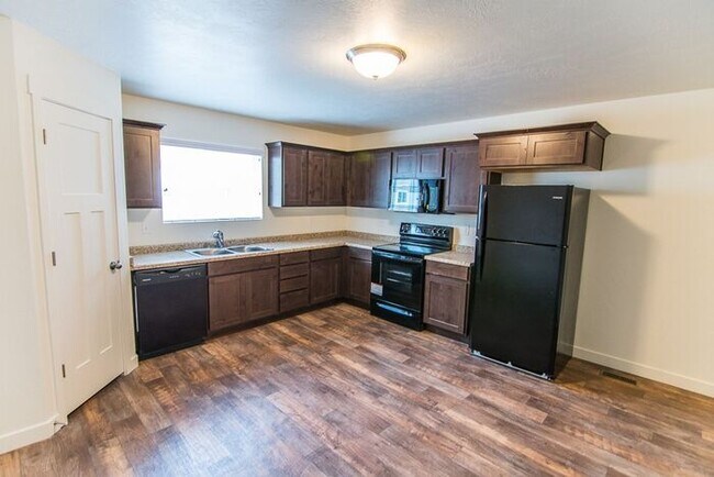Building Photo - THE LOCHS! Gorgeous Townhome First Month Free