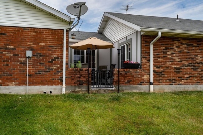 Building Photo - COME SEE THIS BEAUTY!