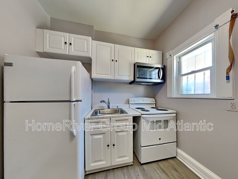 Primary Photo - 702 Dolphin St