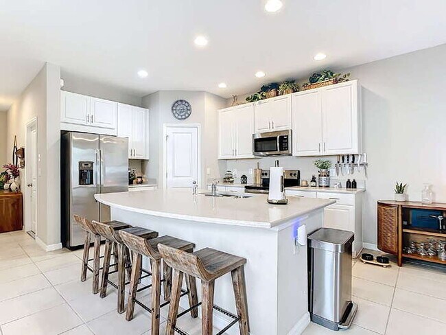 Building Photo - 10525 Oakside Dr