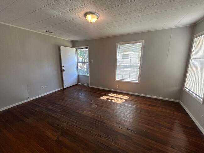 Building Photo - Inviting 2 Bedroom Home