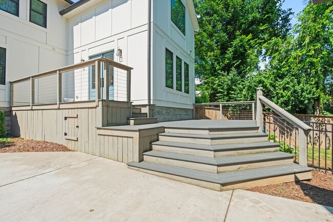 Building Photo - 2016 Sweetbriar Ave