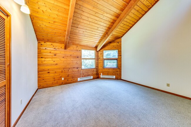 Building Photo - Private 3 Bedroom Home in the Woods