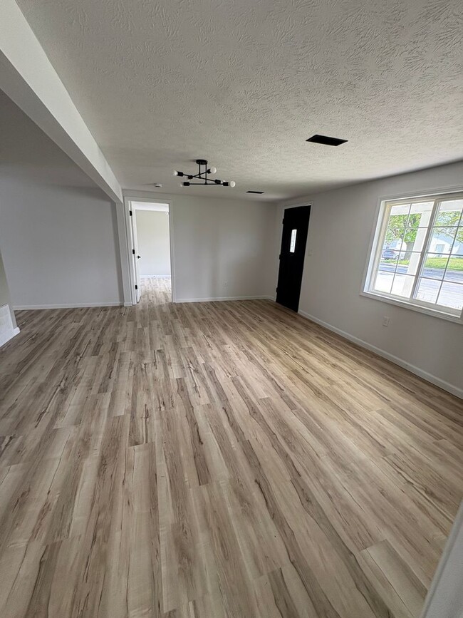 Building Photo - Newly Remodeled Charming 3bd2br Home!!