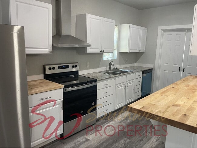 Building Photo - Recently Updated Home with Open Layout + Fenced Backyard!