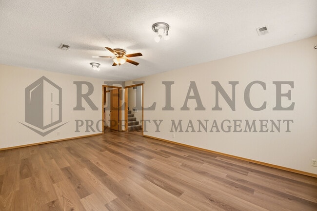 Building Photo - 516 N Lakeside Dr