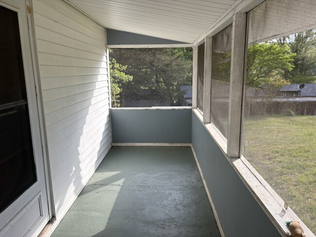 Building Photo - 16 Miracle Dr