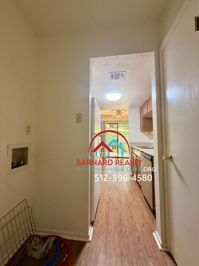 Building Photo - Available Now: 2 bed/1 bath duplex with car port