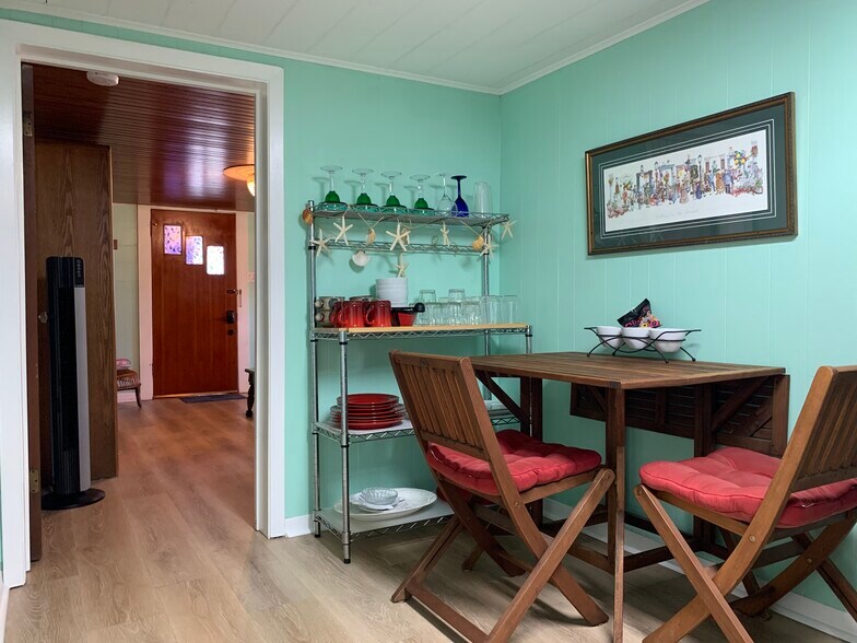 #B. Breakfast nook. 1x1 fully furnished and all bills included Galveston, Tx 77550 - 4408 Avenue S 1/2