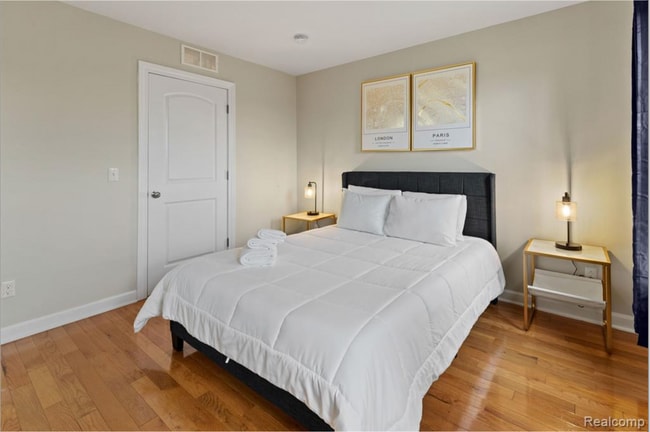 Building Photo - 701 E Kirby St