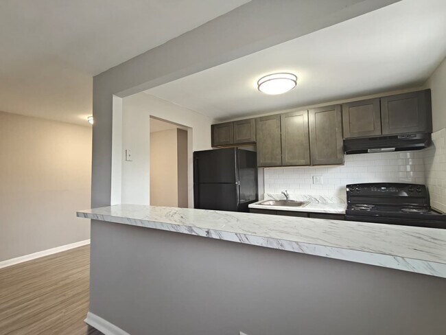 Building Photo - 308 Main St