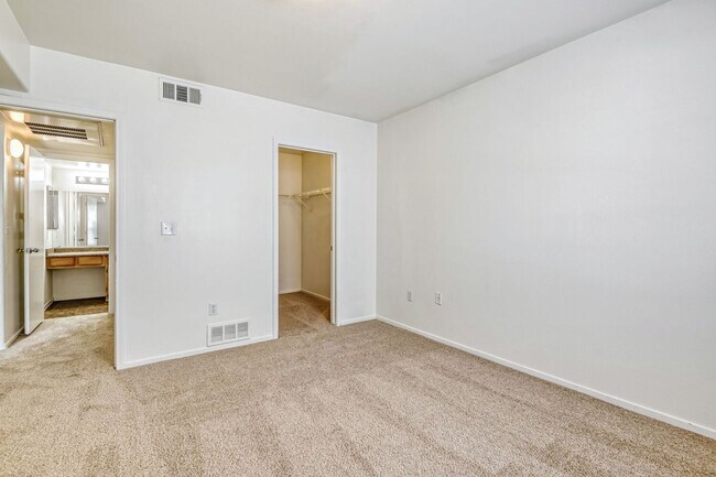 Building Photo - 1 Bedroom 2nd Floor Unit With Balcony!
