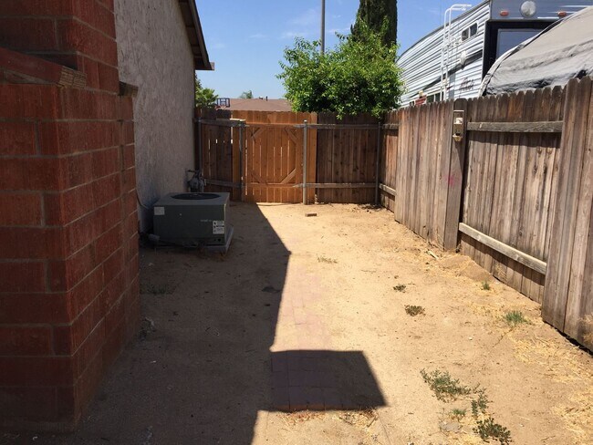 Building Photo - 4Bd/2ba House - Riverside Home