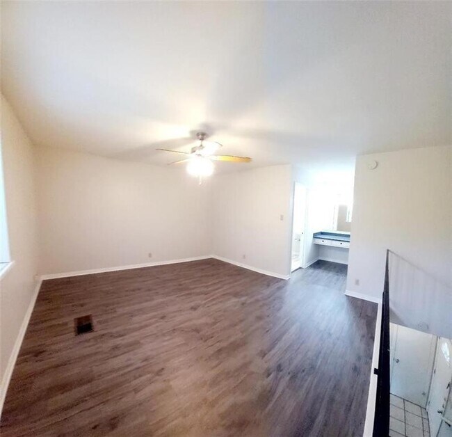 Building Photo - 2800 Westhill Dr