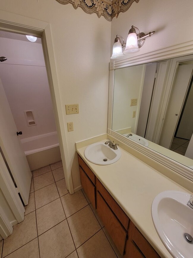 Building Photo - College Station, 2-bedroom, 1-bath - fenced in yard - Duplex for lease.