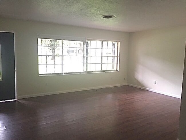 Building Photo - ***Charming 3 Bedroom, 2 Bath Home in Bart...