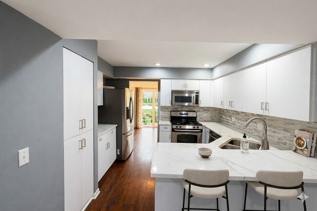 Building Photo - 147 White Branch Ct N