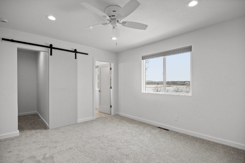 Building Photo - 2967 Lakeshore Dr