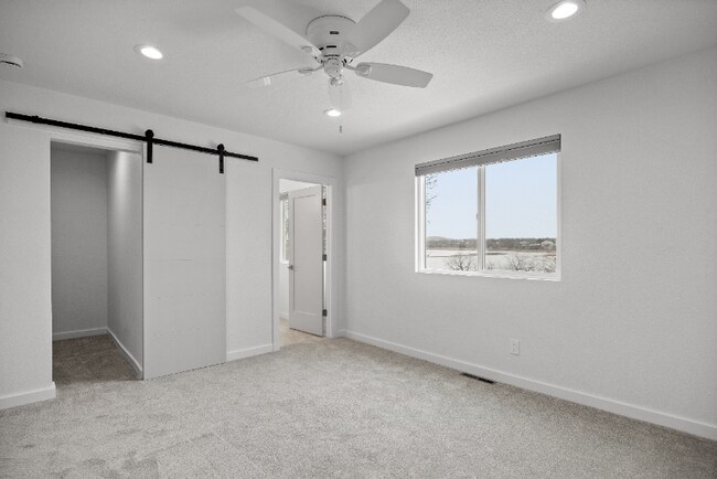 Building Photo - 2967 Lakeshore Dr