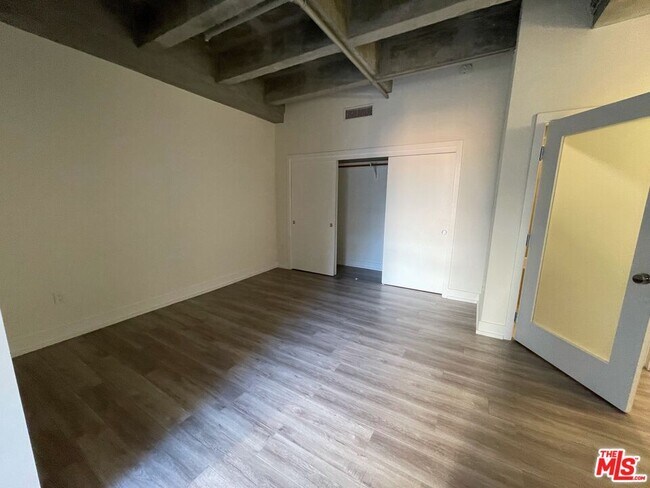 Building Photo - 727 W 7th St