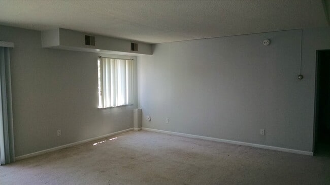 Building Photo - 2 Bed , 1 Bath Apt Close to PSU Campus