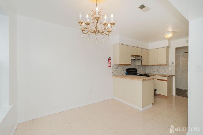 Building Photo - 402 Hidden Village Dr