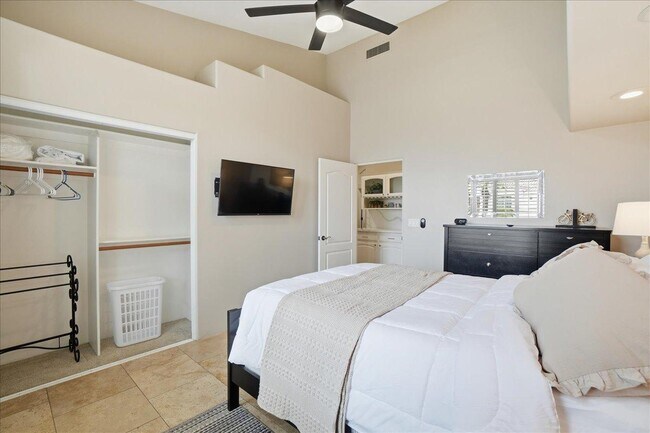 Building Photo - 1909 E Coral Tree Dr