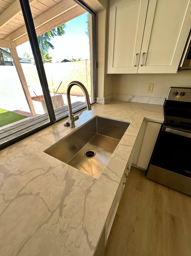 Building Photo - 8878 E Sheena Dr