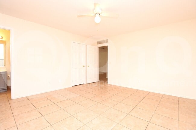 Building Photo - 667 W Jardin Dr