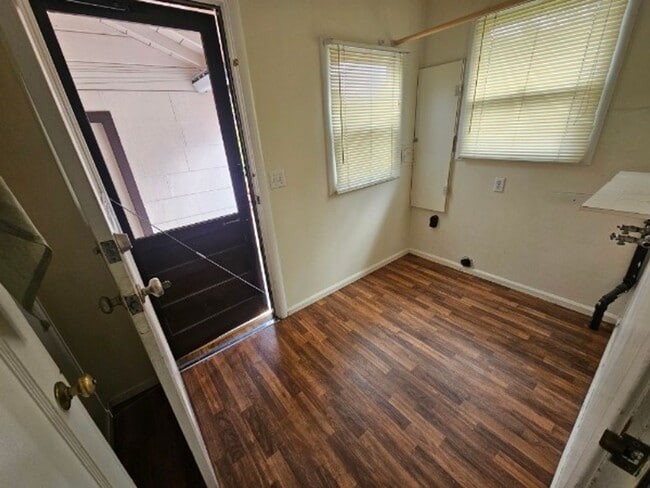 Building Photo - Rental in central Lakeport