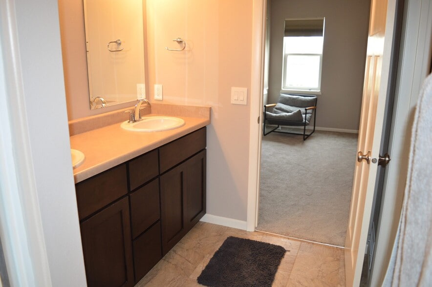 Building Photo - 321 Alton Dr