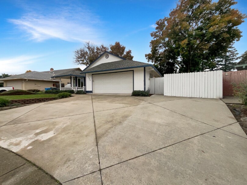 Building Photo - 1172 Willow Creek Dr