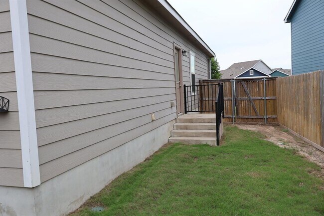 Building Photo - 117 Galaxy Wy