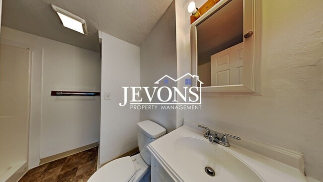 Building Photo - Two-story home in a walkable location, just minutes from Yakima Valley College, featuring long dr...