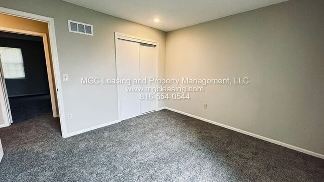 Building Photo - Lee's Summit Townhome w/ Unfinished Baseme...
