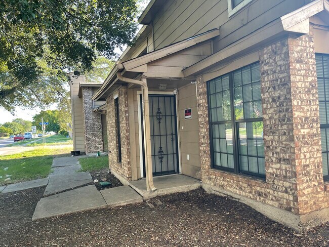 Building Photo - 2332 Sherry St