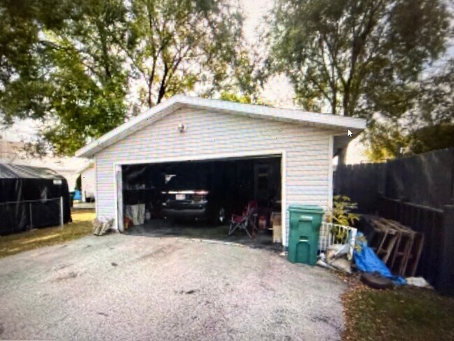 Building Photo - Nice 3 bed 1 bath house with large garage and basement!!!