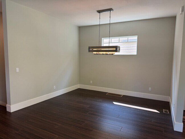 Building Photo - 418 20th Ave