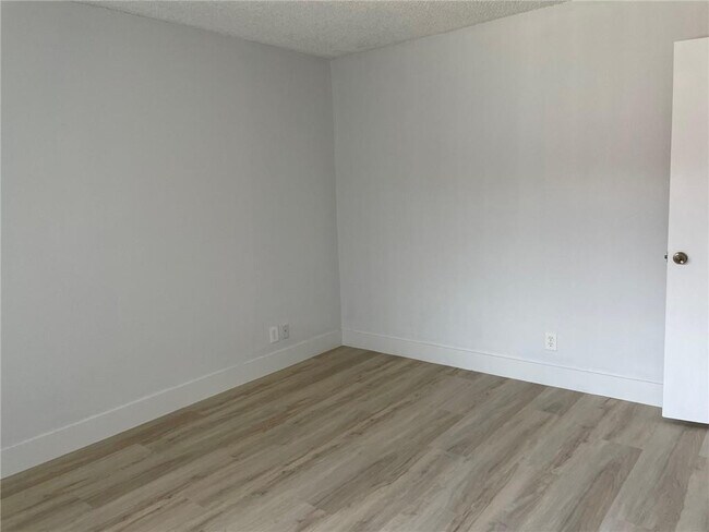 Building Photo - 235 Lakeview Dr