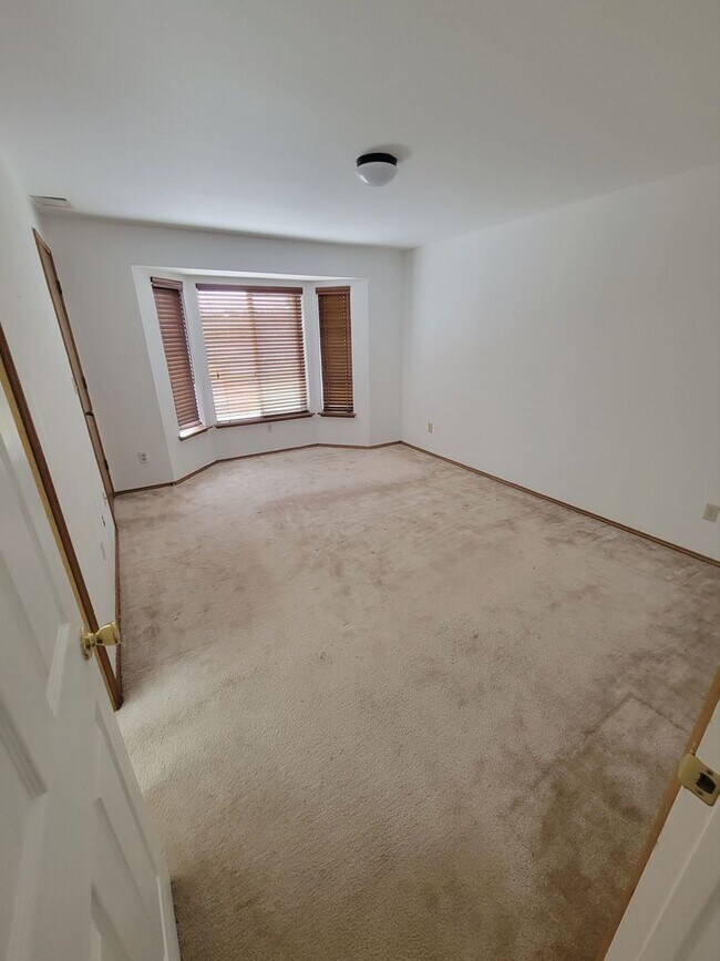 Building Photo - 899 S 86th St