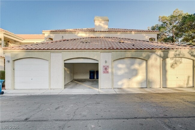 Building Photo - 1900 N Torrey Pines Dr