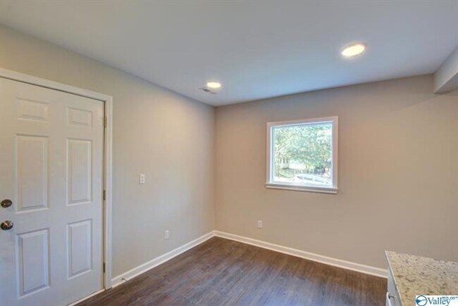 Building Photo - THREE BEDROOM / 1 1/2 BATH HOME