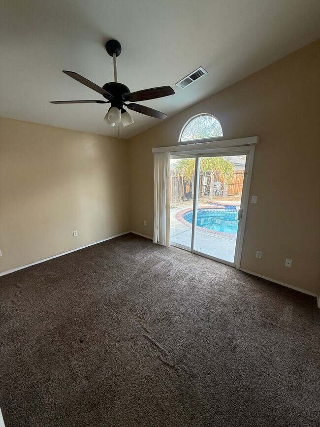 Building Photo - Cozy 3-Bedroom, 2-Bathroom Home in the Cam...